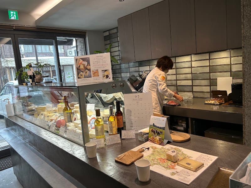 チーズとワインMoitiè-Moitiè（モワチエ-モワチエ）の店内・料理の写真 2枚目