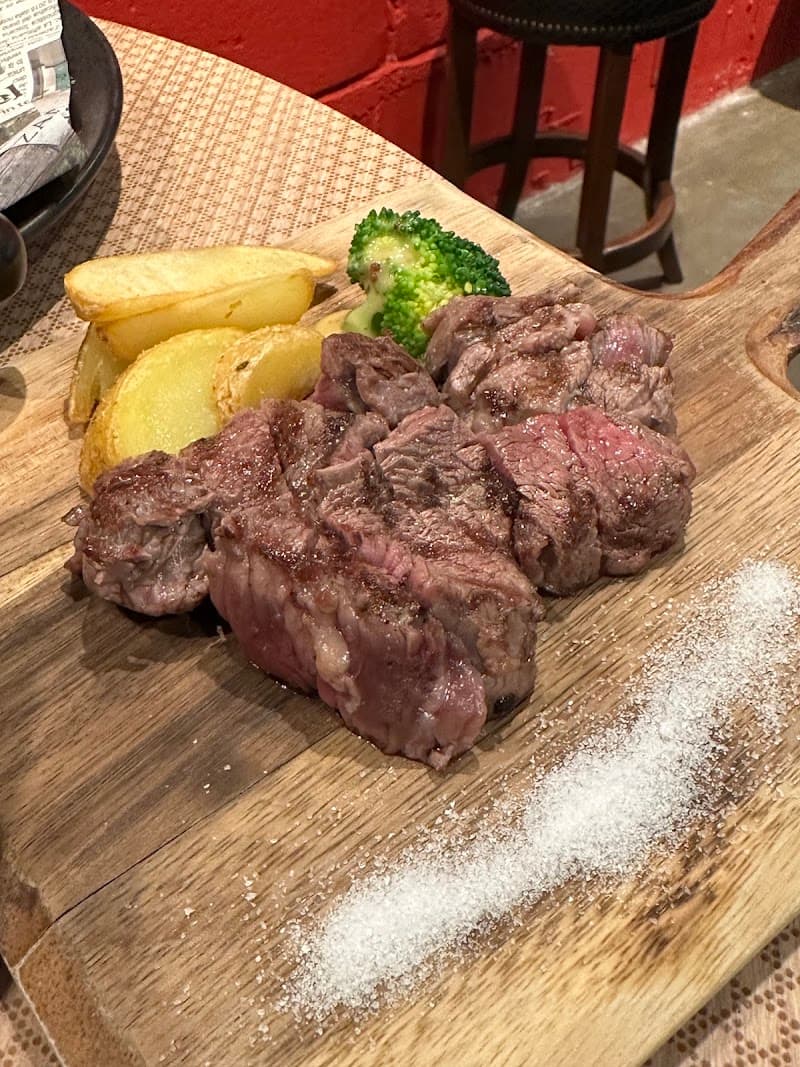 ワインが愉しめる肉バル RED BOSSの店内・料理の写真 3枚目