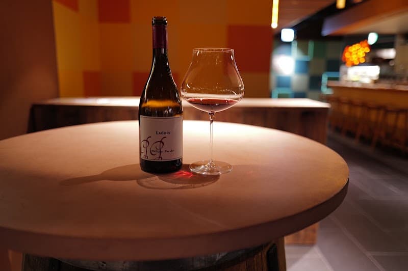 I.N.U.wines HAKATA【アイエヌユー ワインズ ハカタ】の店内・料理の写真 2枚目