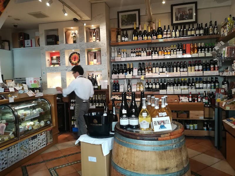 イタリアワインとチーズの専門店 イル・カーリチェ 馬車道本店の店内・料理の写真 3枚目